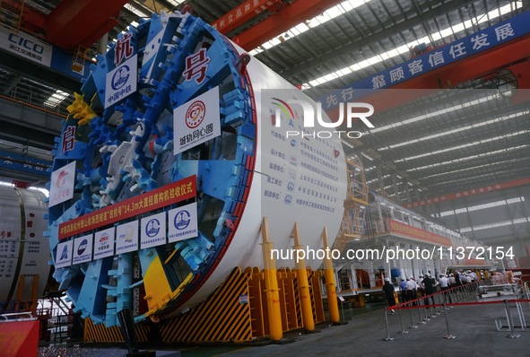 The large-diameter shield machine for the high-speed railway tunnel at Xiaoshan International Airport is being delivered off the production...