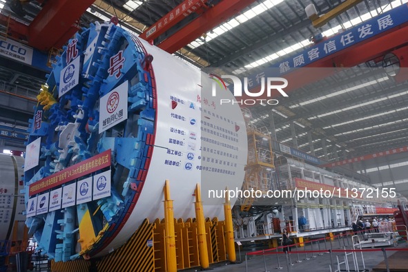 The large-diameter shield machine for the high-speed railway tunnel at Xiaoshan International Airport is being delivered off the production...