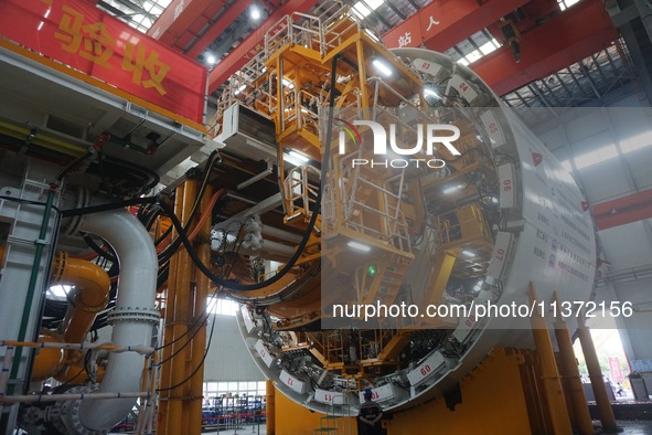 The large-diameter shield machine for the high-speed railway tunnel at Xiaoshan International Airport is being delivered off the production...