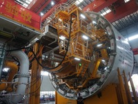 The large-diameter shield machine for the high-speed railway tunnel at Xiaoshan International Airport is being delivered off the production...