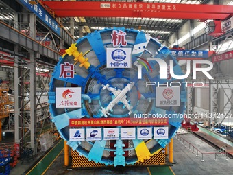 The large-diameter shield machine for the high-speed railway tunnel at Xiaoshan International Airport is being delivered off the production...