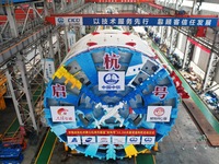 The large-diameter shield machine for the high-speed railway tunnel at Xiaoshan International Airport is being delivered off the production...