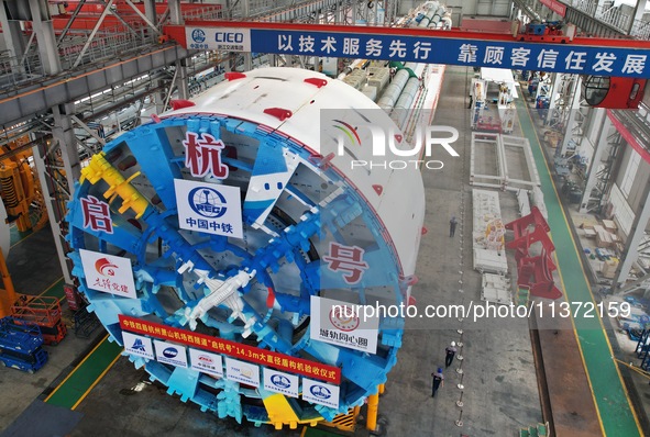 The large-diameter shield machine for the high-speed railway tunnel at Xiaoshan International Airport is being delivered off the production...