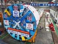 The large-diameter shield machine for the high-speed railway tunnel at Xiaoshan International Airport is being delivered off the production...