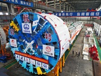 The large-diameter shield machine for the high-speed railway tunnel at Xiaoshan International Airport is being delivered off the production...