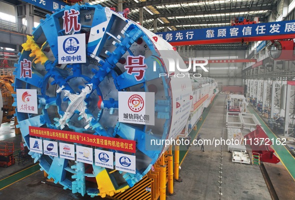 The large-diameter shield machine for the high-speed railway tunnel at Xiaoshan International Airport is being delivered off the production...