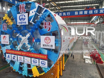 The large-diameter shield machine for the high-speed railway tunnel at Xiaoshan International Airport is being delivered off the production...