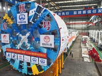 The large-diameter shield machine for the high-speed railway tunnel at Xiaoshan International Airport is being delivered off the production...