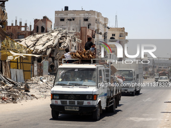 Displaced Palestinians are leaving an area in east Khan Yunis after the Israeli army issues a new evacuation order for parts of the city and...