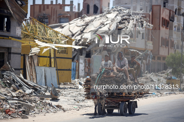 Displaced Palestinians are leaving an area in east Khan Yunis after the Israeli army issues a new evacuation order for parts of the city and...