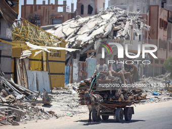 Displaced Palestinians are leaving an area in east Khan Yunis after the Israeli army issues a new evacuation order for parts of the city and...