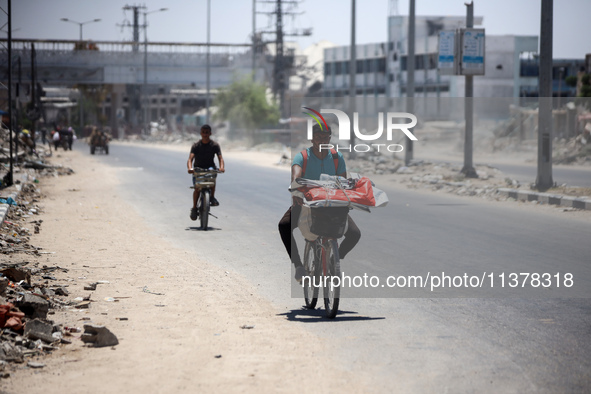 Displaced Palestinians are leaving an area in east Khan Yunis after the Israeli army issues a new evacuation order for parts of the city and...