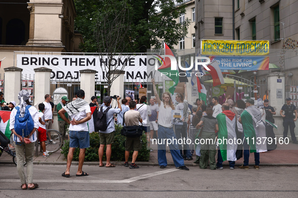 People attend solidarity with Palestine demonstration in front of the Jewish Community Center (JCC) in Kazimierz, the Jewish historic distri...