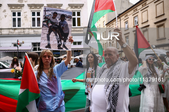 People attend solidarity with Palestine demonstration in front of the Jewish Community Center (JCC) in Kazimierz, the Jewish historic distri...