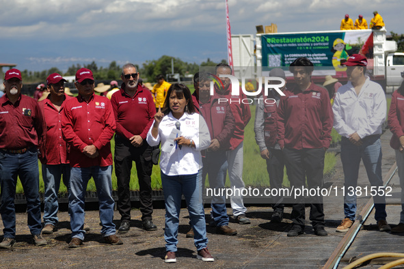 Engineer Columba Lopez Gutierrez, Director of Natural Resources and Rural Development (CORENADR), is giving the starting signal for the ''Gr...