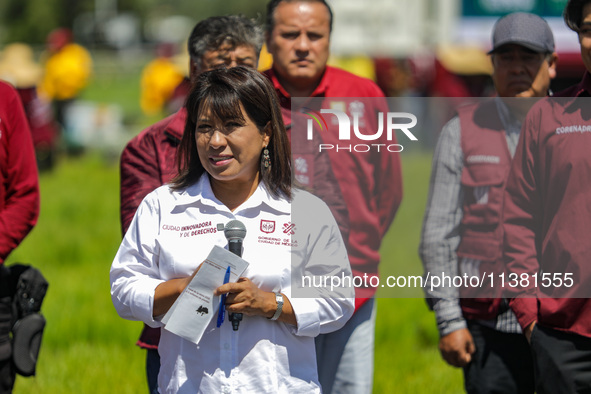 Engineer Columba Lopez Gutierrez, Director of Natural Resources and Rural Development (CORENADR), is giving the starting signal for the ''Gr...