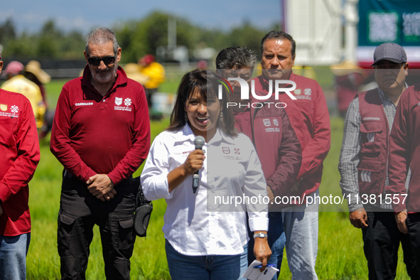 Engineer Columba Lopez Gutierrez, Director of Natural Resources and Rural Development (CORENADR), is giving the starting signal for the ''Gr...