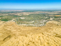 The local forestry department is laying water-saving drip irrigation facilities on the smooth dunes, planting salt-tolerant and drought-tole...