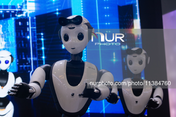 Several humanoid robots are performing dance movements at the World Artificial Intelligence Conference at the Shanghai World Expo Exhibition...