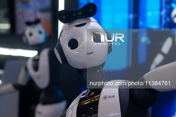 Several humanoid robots are performing dance movements at the World Artificial Intelligence Conference at the Shanghai World Expo Exhibition...