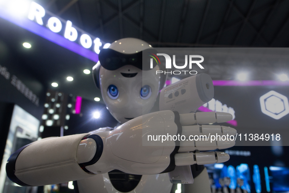 Several humanoid robots are performing dance movements at the World Artificial Intelligence Conference at the Shanghai World Expo Exhibition...