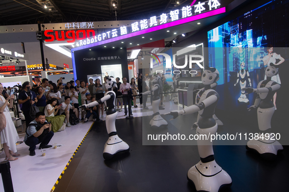 Several humanoid robots are performing dance movements at the World Artificial Intelligence Conference at the Shanghai World Expo Exhibition...