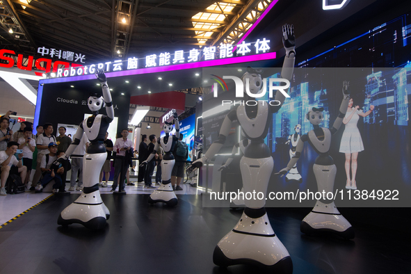 Several humanoid robots are performing dance movements at the World Artificial Intelligence Conference at the Shanghai World Expo Exhibition...