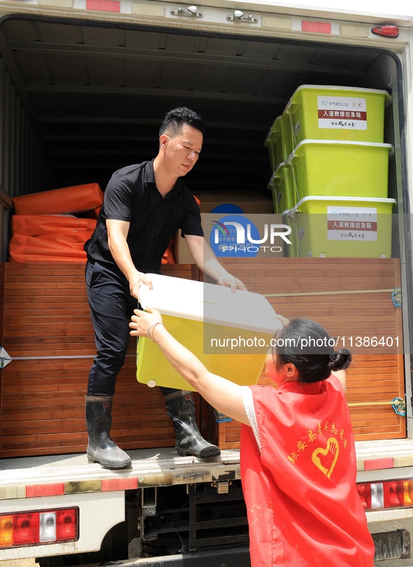 Volunteers are bringing emergency supplies to villagers in Si 'an village, Rongan County, Liuzhou city, South China's Guangxi Zhuang Autonom...