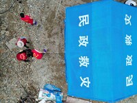 Volunteers are setting up tents for disaster-hit villagers in Si 'an village, Rongan county, Liuzhou city, South China's Guangxi Zhuang Auto...