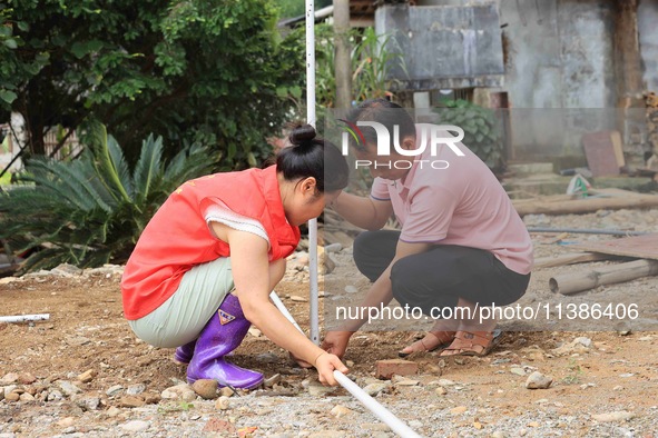 Volunteers are setting up tents for disaster-hit villagers in Si 'an village, Rongan county, Liuzhou city, South China's Guangxi Zhuang Auto...