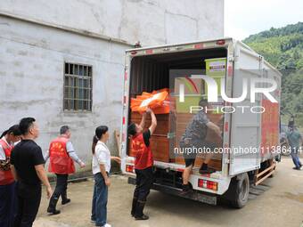 Volunteers are bringing emergency supplies to villagers in Si 'an village, Rongan County, Liuzhou city, South China's Guangxi Zhuang Autonom...