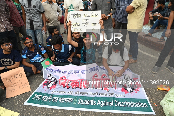 Students and job aspirants are blocking the Gulisthan intersection during a protest demanding the reinstatement of the Bangladesh government...