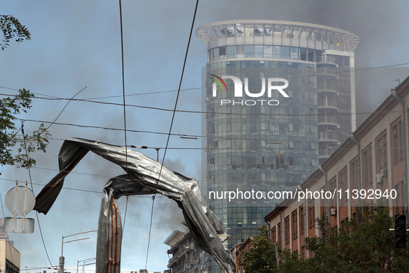 A piece of debris is hanging on the overhead line used by trolleybuses near the Lukianivska metro station during a Russian missile attack in...