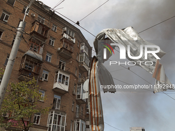 A piece of debris is hanging on the overhead line used by trolleybuses near the Lukianivska metro station during a Russian missile attack in...