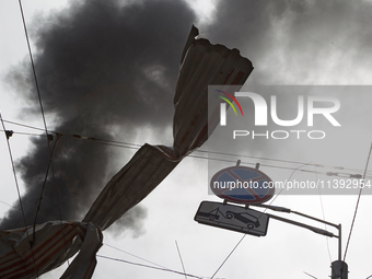 A piece of debris is hanging on the overhead line used by trolleybuses near the Lukianivska metro station during a Russian missile attack in...