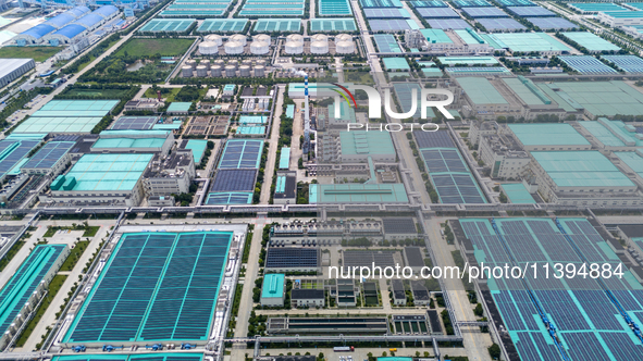 A corner of the rooftop distributed photovoltaic power generation project of Hengli (Nantong) Industrial Park is being shown in Tongzhou dis...