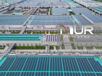 A corner of the rooftop distributed photovoltaic power generation project of Hengli (Nantong) Industrial Park is being shown in Tongzhou dis...