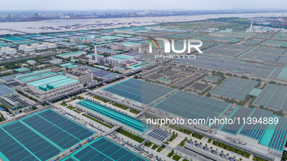 A corner of the rooftop distributed photovoltaic power generation project of Hengli (Nantong) Industrial Park is being shown in Tongzhou dis...