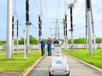 A 5G intelligent robot and operation and maintenance personnel are carrying out a special inspection of the power supply equipment in a 500-...