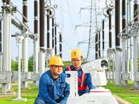 A 5G intelligent robot and operation and maintenance personnel are carrying out a special inspection of the power supply equipment in a 500-...