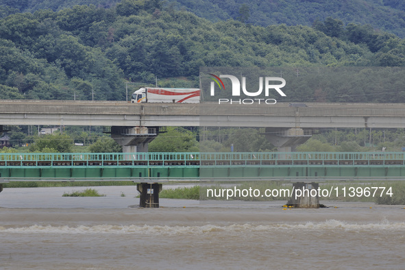 The floodwaters from the heavy rain last night are rising to the critical level, and the railway tracks are becoming visible at Ian-stream i...