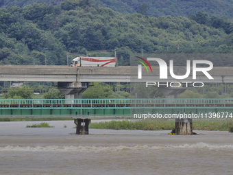 The floodwaters from the heavy rain last night are rising to the critical level, and the railway tracks are becoming visible at Ian-stream i...