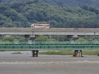 The floodwaters from the heavy rain last night are rising to the critical level, and the railway tracks are becoming visible at Ian-stream i...