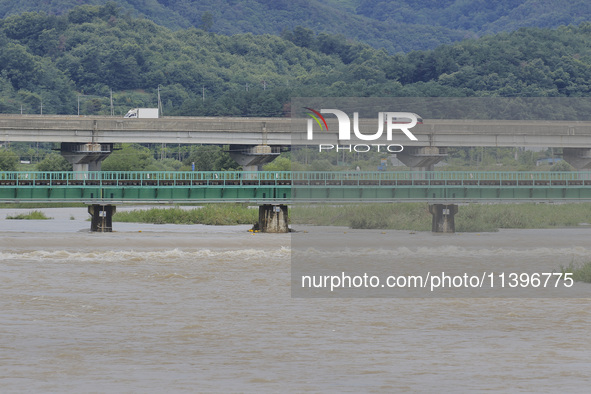 The floodwaters from the heavy rain last night are rising to the critical level, and the railway tracks are becoming visible at Ian-stream i...