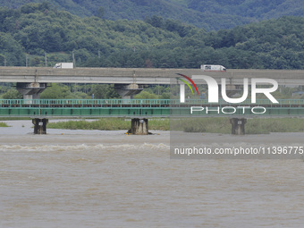 The floodwaters from the heavy rain last night are rising to the critical level, and the railway tracks are becoming visible at Ian-stream i...