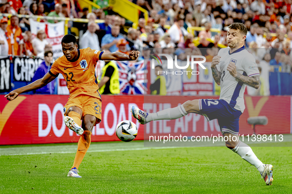 Netherlands defender Denzel Dumfries and England defender Kieran Trippier are playing during the match between the Netherlands and England (...