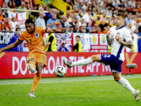 Netherlands defender Denzel Dumfries and England defender Kieran Trippier are playing during the match between the Netherlands and England (...