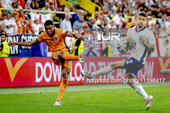 Netherlands defender Denzel Dumfries and England defender Kieran Trippier are playing during the match between the Netherlands and England (...