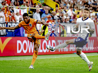 Netherlands defender Denzel Dumfries and England defender Kieran Trippier are playing during the match between the Netherlands and England (...