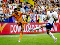 Netherlands defender Denzel Dumfries and England defender Kieran Trippier are playing during the match between the Netherlands and England (...